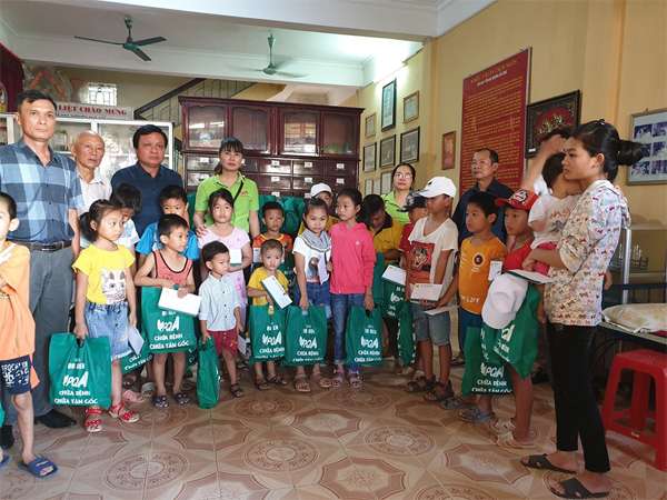 Trao quà cho trẻ em khuyết tật huyện Vụ Bản